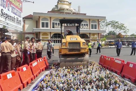 Polres Temanggung musnahkan ribuan botol miras dan knalpot brong