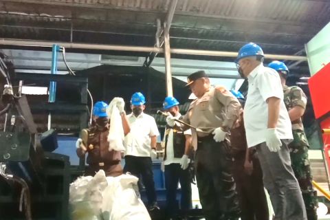 Bea Cukai musnahkan pakaian bekas impor di Batam senilai Rp17 miliar