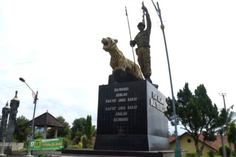 Tugu perbatasan Cijolang, spot foto favorit pemudik motor