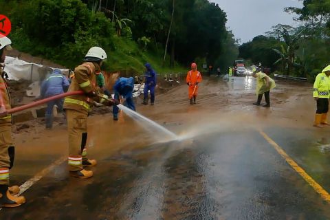 Longsor terjadi lagi, tutup jalan nasional Semarang-Yogyakarta