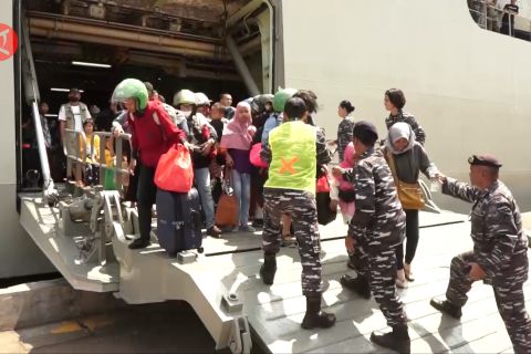 Saat ratusan pemudik tiba di Semarang dengan kapal perang