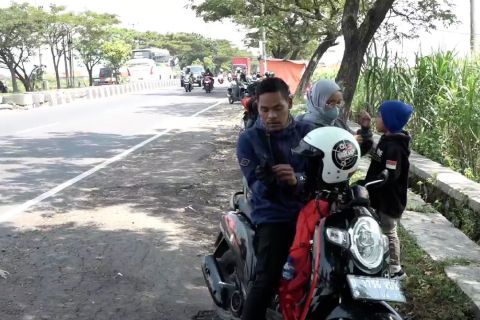 Sejumlah pemudik motor istirahat di pinggir jalan Pantura Brebes-Tegal