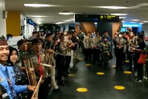 TNI-Polri sambut pemudik dengan angklung di Husein Sastranegara