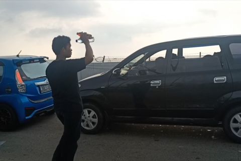 Libur Lebaran, warga Cilodan di Cilegon berjualan di jalur wisata