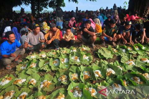 Petani Grobogan gelar tradisi sedekah bumi