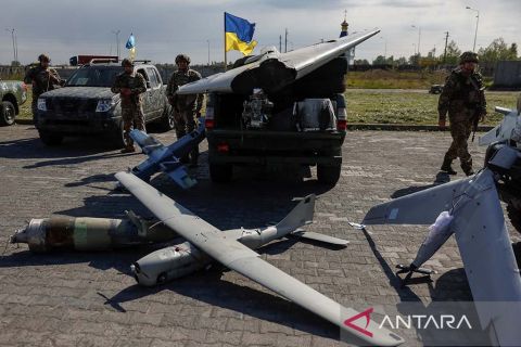 Tentara Ukraina perlihatkan drone Rusia yang hancur