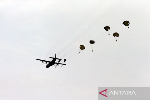 Terjun payung penyegaran prajurit Yonif Para Raider 501