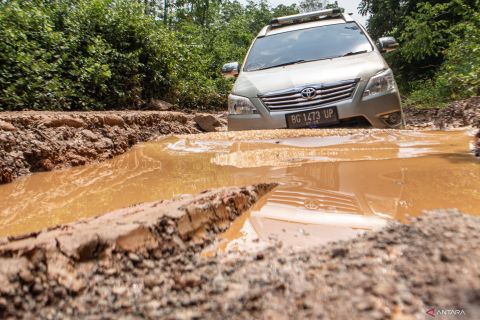Jalan rusak di Kabupaten Ogan Komering Ilir