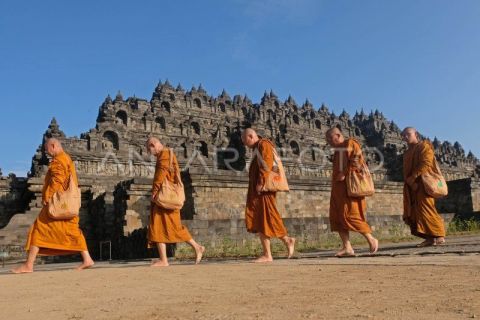 Ritual Dharmayatra Adi Buddha Puja di Candi Borobudur