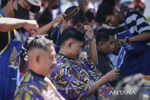Aksi cukur rambut pecahkan rekor MURI