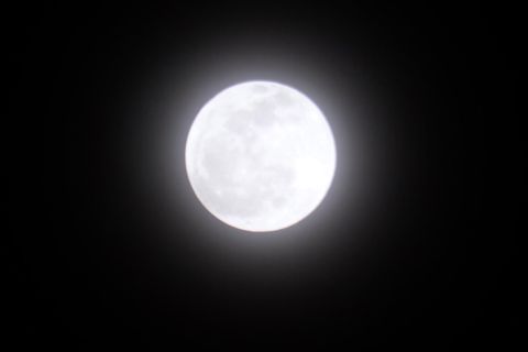 Melihat fenomena gerhana bulan penumbra di langit Aceh