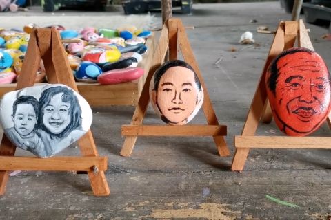 Uniknya suvenir dari lukis batu karya mahasiswa di Solo