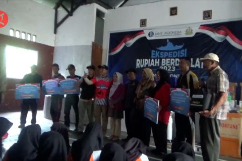 Warga Binongko antusias menukar Uang Rupiah Tidak Layak Edar