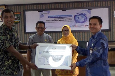 Kelompok Masyarakat Penggerak Konservasi di Sumbar terima bantuan