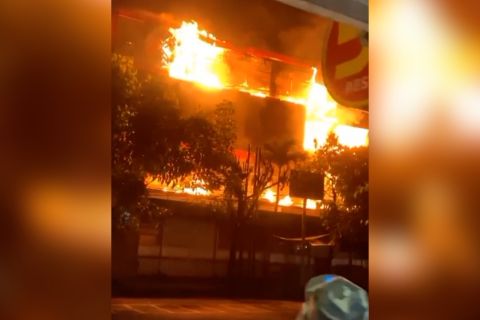 Lepas tengah malam, si jago merah lalap puluhan kios di Malang Plasa