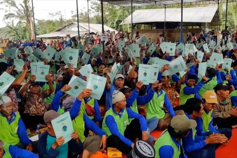 Menteri ATR/BPN serahkan sertifikat tanah ke ratusan warga Pemalang