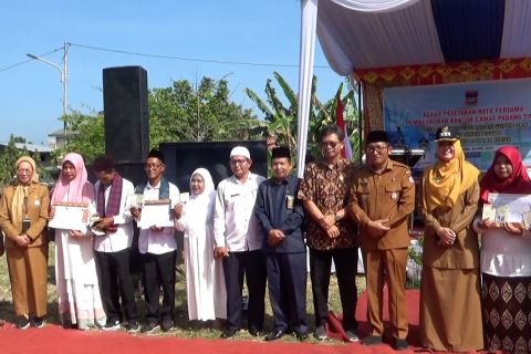 Nikah massal gratis, 18 pasutri di Padang diarak keliling kampung