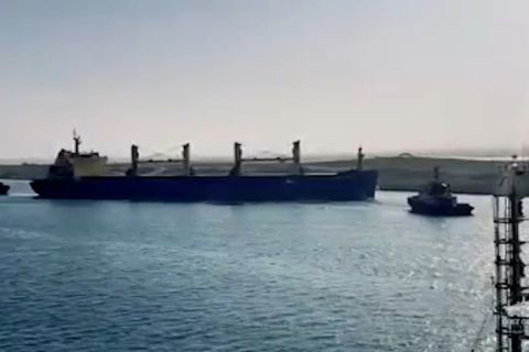 Otoritas Mesir apungkan kembali kapal yang kandas di Terusan Suez