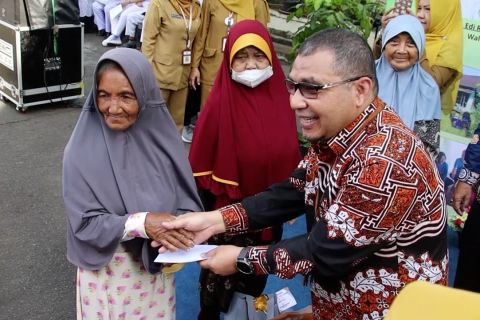 Pemkot Pontianak distribusikan bansos bertahap untuk 2,6 ribu lansia