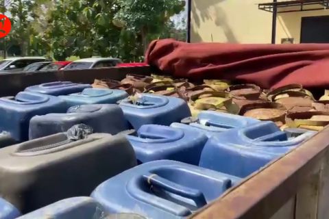 Polda Sultra gagalkan penyelundupan lima ton BBM dan 100 gas LPG