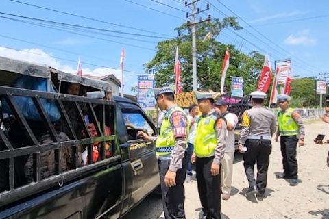 Polisi hentikan mobil barang yang mengangkut penumpang