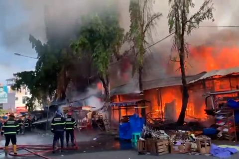 Puluhan kios pedagang di Pasar Raya Padang terbakar
