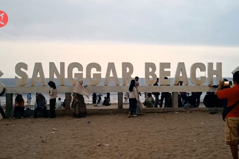 Pemilir padati wisata Pantai Sanggar pada puncak arus mudik