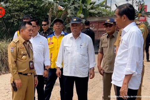 Kala Presiden Jokowi jalan kaki tinjau jalan rusak di Jambi