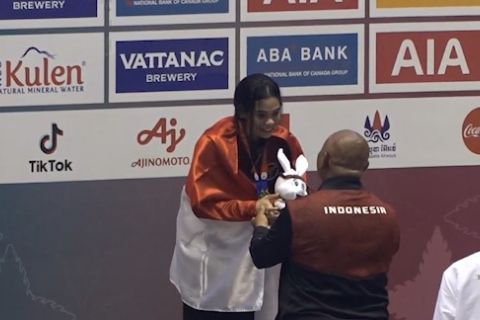 Janis Rosalita raih emas ketiga renang sirip SEA Games Kamboja