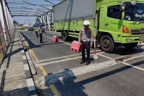 Waspada! Jembatan Pait Pantura retak, pengemudi diimbau berhati-hati
