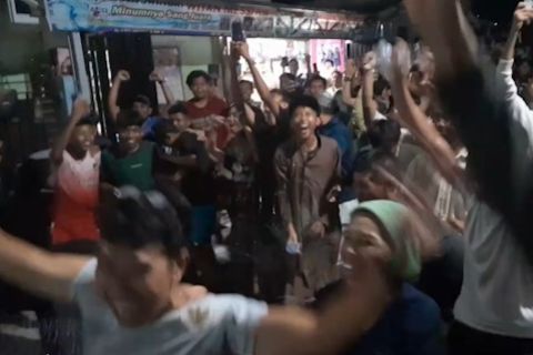 Keseruan nobar final SEA Games di rumah Witan Sulaeman di Palu