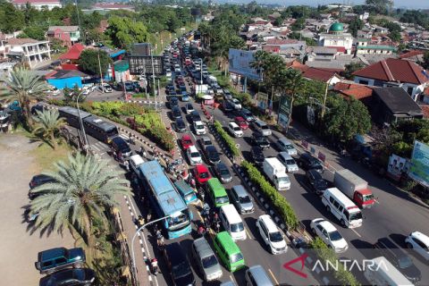 Jalur Puncak Bogor macet saat liburan panjang