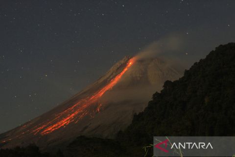 Gunung Merapi mengeluarkan lava pijar