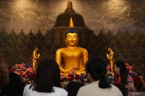 Ibadah puja bakti Trisuci Waisak