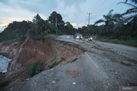 Abrasi di jalan lintas barat Sumatera