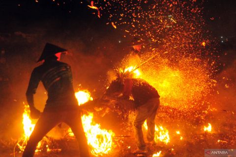 Tradisi perang obor di Jepara