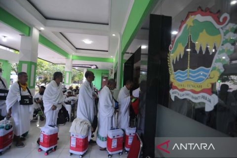 Jamaah calon haji kenakan pakaian ihram di embarkasi