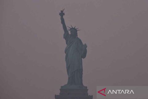 Patung Liberty berselimut asap