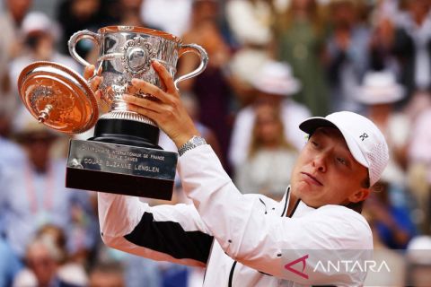 Iga Swiatek cetak rekor hattrick juara French Open