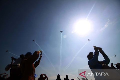 Antusiasme warga menonton atraksi Naval Airbase Open Day