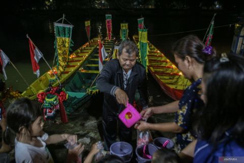Ritual memandikan perahu pada perayaan Peh Cun