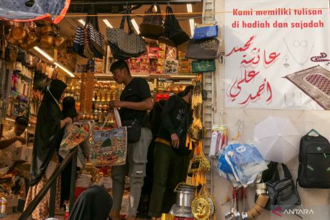 Peserta ibadah haji mencari oleh-oleh