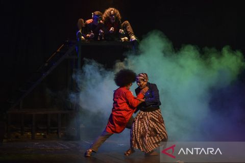 Pagelaran drama musikal Satru tentang pesta demokrasi