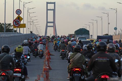 Arus kendaraan bermotor di Suramadu jelang Idul Adha
