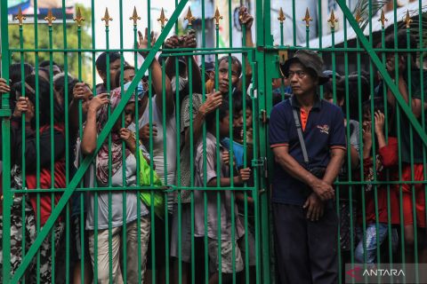 Pembagian paket daging kurban di Semarang