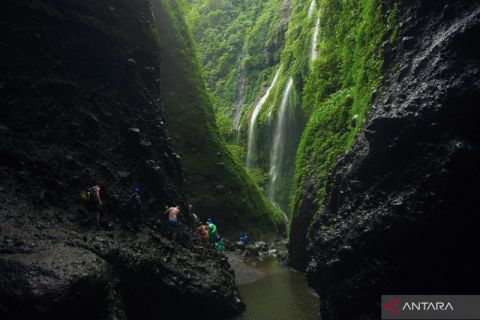 Pesona Air Terjun Madakaripura