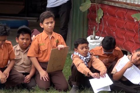 Penerima beasiswa di Aceh tempuh ratusan kilometer demi cairkan uang