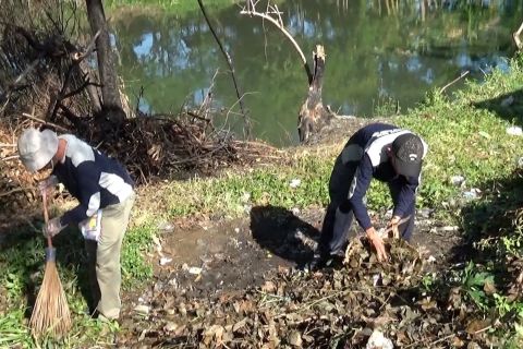 Aksi ASN dan masyarakat bersihkan tepi sungai Jirak di Padang