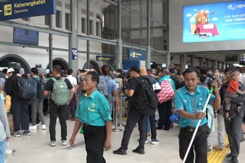 Jelang libur Idul Adha, penumpang mulai padati Stasiun Pasar Senen