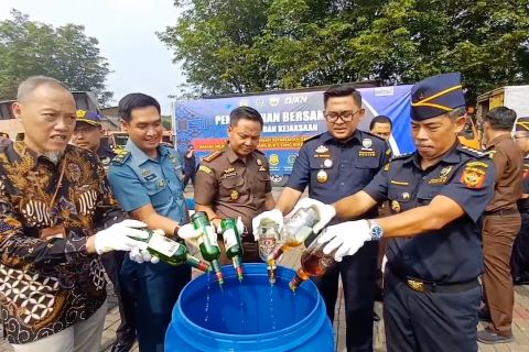 Potensi rugikan negara, Bea & Cukai Banten musnahkan produk ilegal